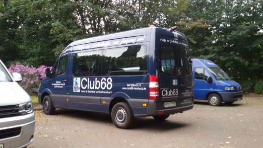 Unser dunkelblauer Clubbus auf unserem Parkplatz